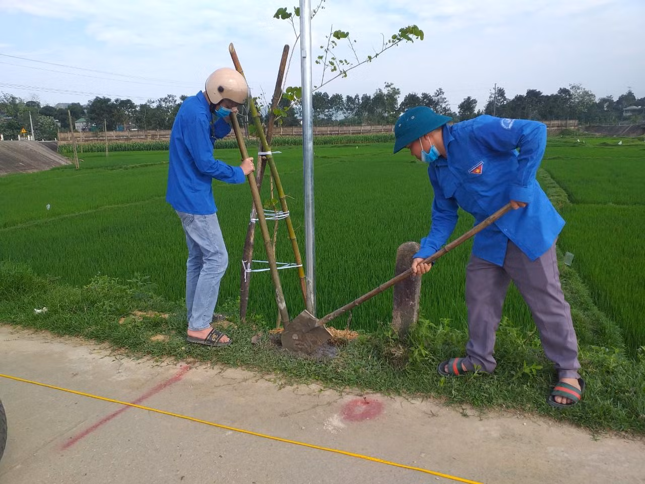 Theo cán bộ đoàn xã Đức Lĩnh, nguồn kinh phí xây dựng công trình đường điện do Đoàn xã kêu gọi hỗ trợ từ các doanh nghiệp, con em xa quê và các bạn đoàn viên thanh niên trên địa bàn đóng góp.