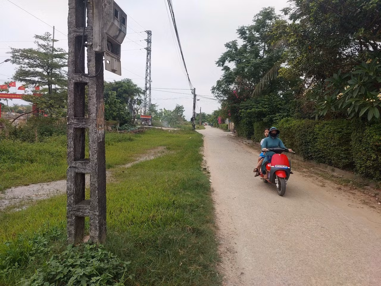 Trao đổi với Tiền Phong, ông Trương Thế Kỷ - Chủ tịch UBND xã Thạch Hưng (thành phố Hà Tĩnh) cho biết, tuyến đường thi công dở dang nhiều năm qua, người dân địa phương đã nhiều lần có ý kiến trong các cuộc họp. Hiện địa phương làm các bước thủ tục để sớm triển khai dự án. Theo ông Kỷ, nguyên nhân khiến dự án thi công chậm tiến độ là do vướng mắc trong việc giải phóng mặt bằng.