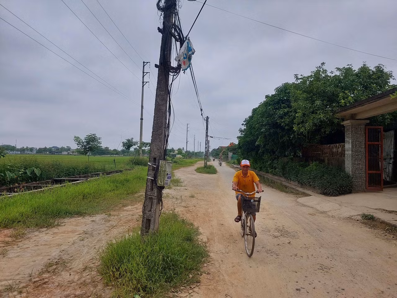 Theo người dân địa phương, vào khoảng năm 2018, dự án mở đường bắt đầu được triển khai. Nhiều vị trí người dân đã bàn giao mặt bằng cho đơn vị thi công mở rộng đường.