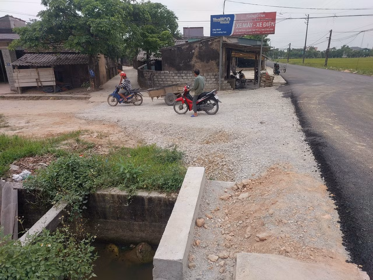 Ông Nguyễn Văn Dũng (50 tuổi, trú tại xã Thạch Hưng) cho biết, người dân địa phương mong chờ tuyến đường hoàn thành để người dân di chuyển lại thuận tiện. Do dự án thi công dở dang, khiến người dân gặp khó khăn khi nắng bụi bặm, mưa lầy lội, nhếch nhác. Mặt khác dây điện chằng chịt, hệ thống mương nước bên cạnh đường không được đậy nắp rất nguy hiểm.