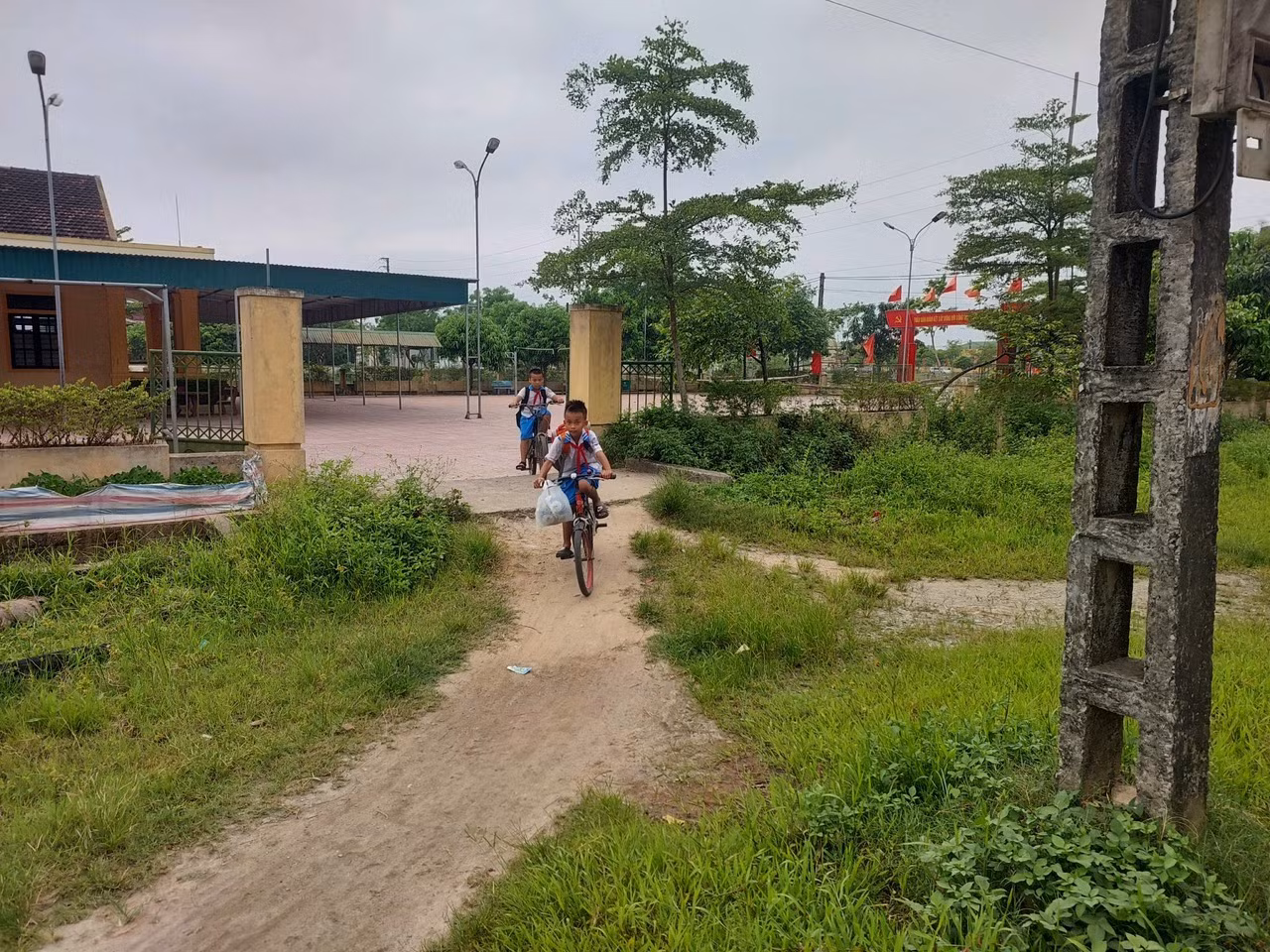 Đường thi công dang dở, học sinh khó khăn khi di chuyển từ trường để về nhà.