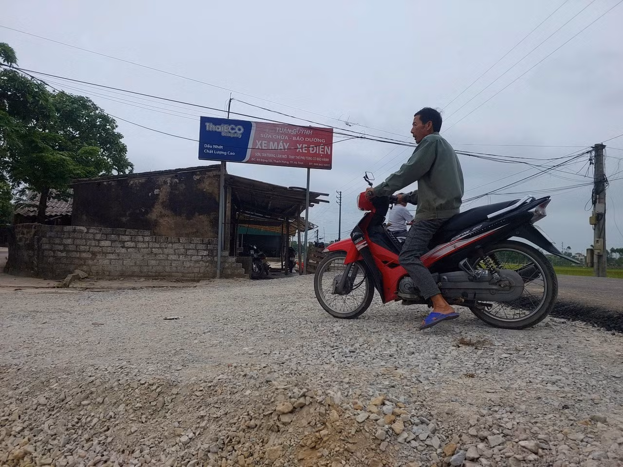 Khi dự án đang triển khai, một số hộ dân dọc tuyến đường không đồng thuận phương án giải phóng mặt bằng nên buộc dự án phải dừng lại để chờ phương án xử lý. Kể từ đó đến nay, tuyến đường này thi công dang dở, người dân, phương tiện gặp khó mỗi lần di chuyển.