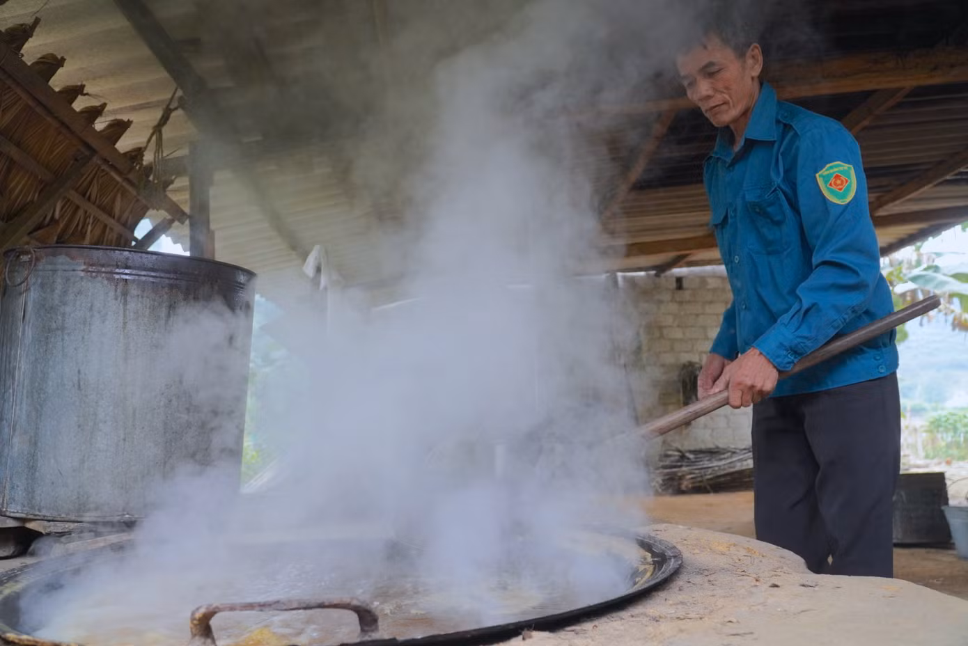 Gia đình ông Trần Văn Long (58 tuổi, trú thôn 3, xã Thọ Điền) có truyền thống làm nghề mật mía hàng chục năm qua. Những ngày này ông cùng vợ phải dậy làm việc từ lúc 5h sáng để làm việc.