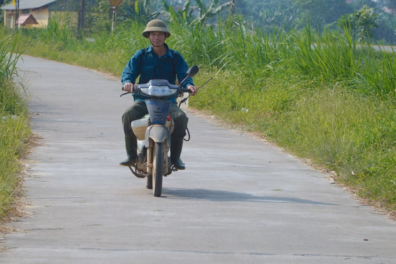 Khi mặt trời đứng bóng, nhiều người nông dân vội vã về nhà.