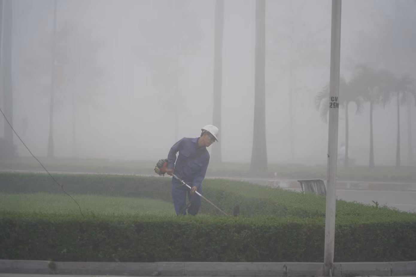 Làm việc trong làn sương mù dày đặc, những công dân đô thị phải đội mũ kín đầu để tránh bị ướt sương.