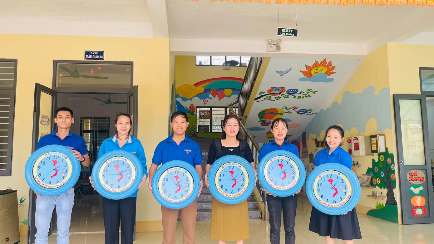 Sau khi lên ý tưởng, 4 đoàn viên thanh niên tại xã Sơn Phú đã cùng bắt tay thực hiện. Theo đó, đơn vị Đoàn xã Sơn Phú đã thu gom lốp xe máy cũ ,vệ sinh sạch sẽ, xử lý màu trước khi làm khung đồng hồ. Sau đó các đoàn viên thanh niên đã làm mặt đồng hồ là bản đồ Việt Nam với dòng chữ "Tự hào một dải non sông" được in trên chất liệu Aluminum.