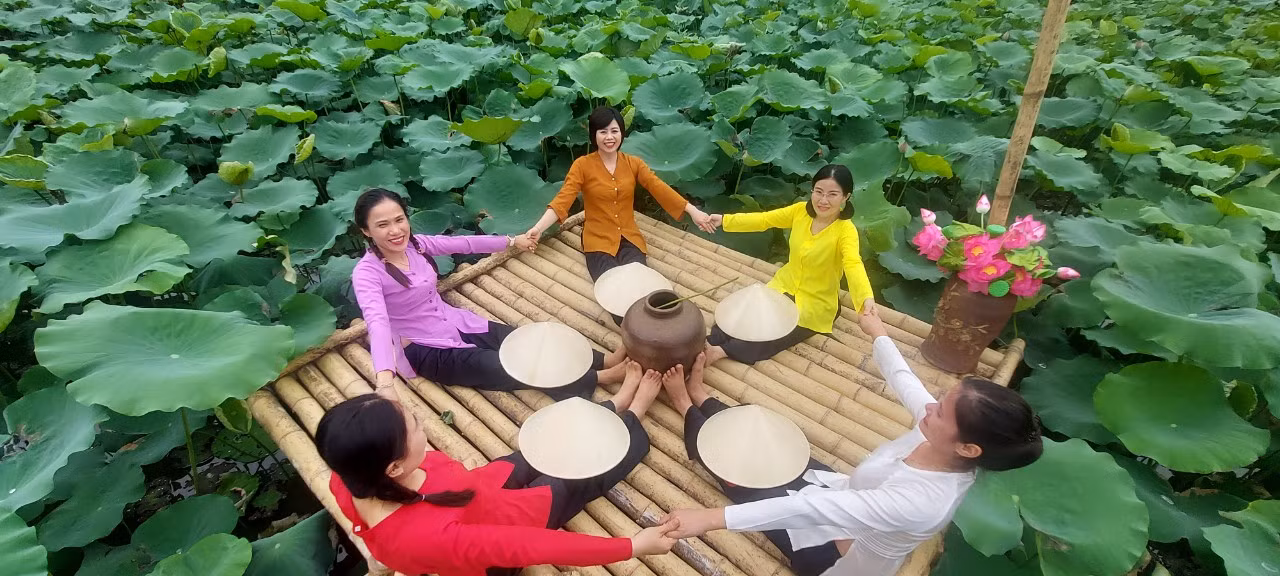Đầm sen thanh niên thu hút nhiều lượt khách đến tham quan, chụp ảnh.