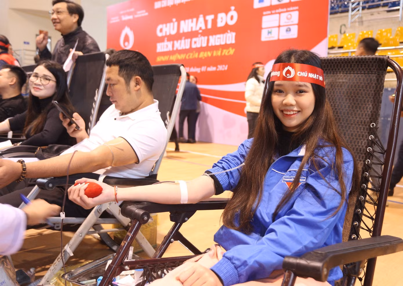 Đông đảo bạn trẻ tham gia hiến máu tại chương trình Chủ Nhật Đỏ tại Hà Tĩnh sáng 28/1.