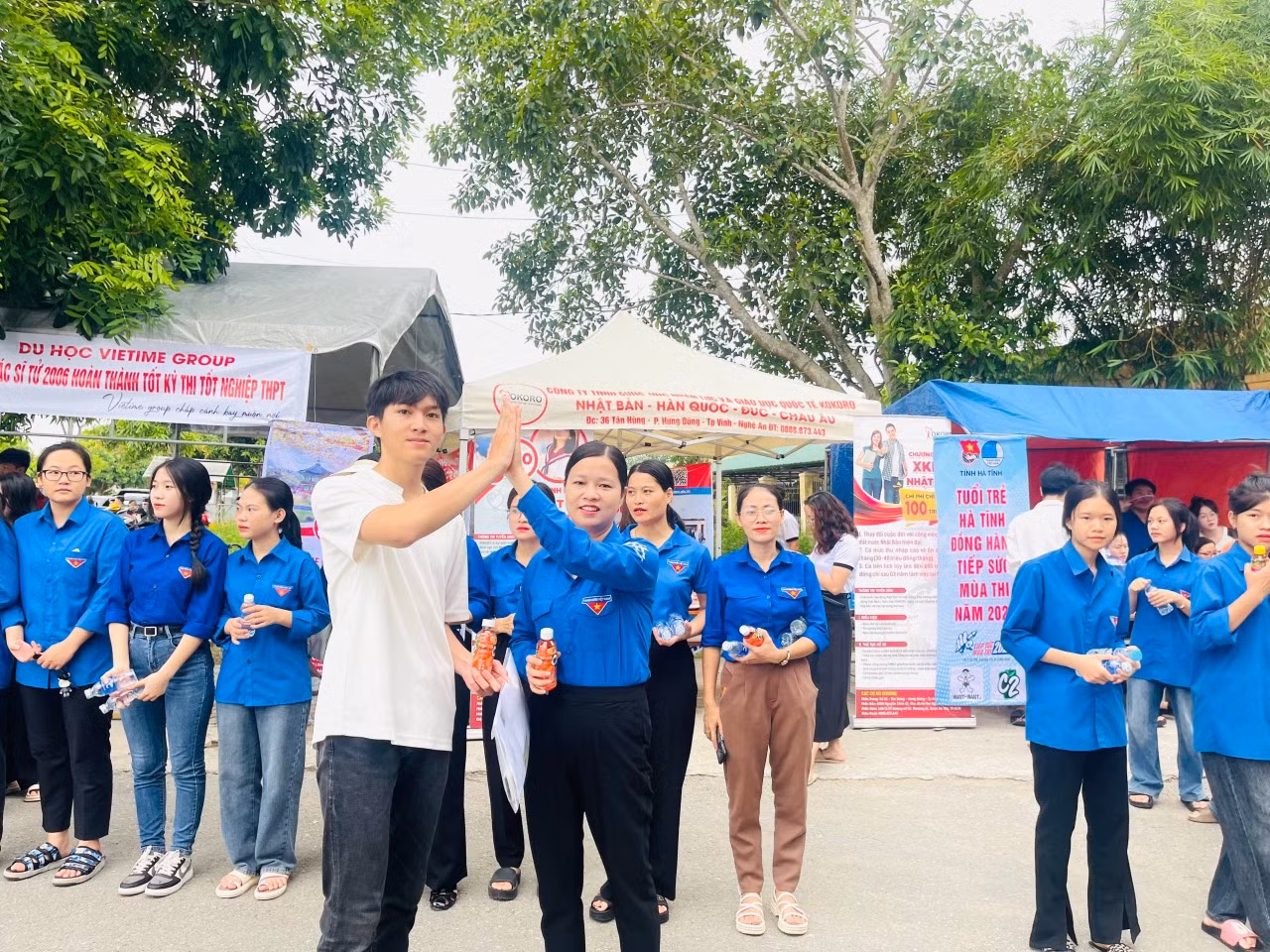 Sáng nay, 27/6, hơn 17.800 thí sinh trên địa bàn toàn tỉnh bước vào ngày thi đầu tiên. Tại 35 điểm thi, các tình nguyện viên có mặt từ rất sớm để đồng hành, hỗ trợ các thí sinh bước vào kỳ thi thật bình tĩnh, tự tin. Ảnh: Hoài Nam