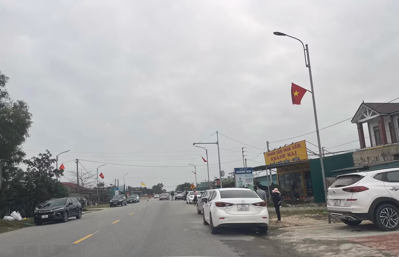 Khung cảnh tại xã Yên Hoà sau khi có thông tin khảo sát dự án, xe và người về tại vùng quê này để tạo sốt sảo đất.