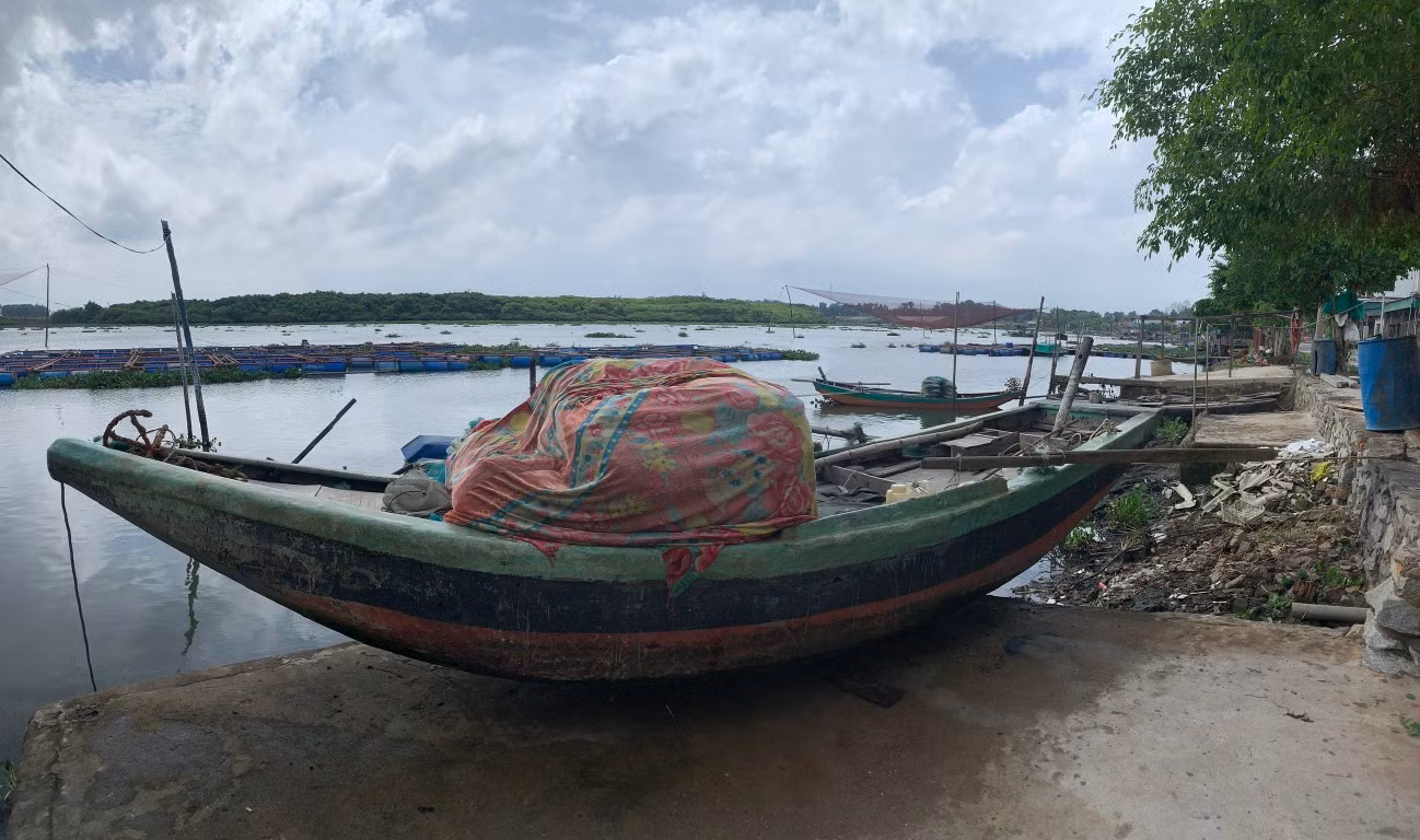 Thuyền bè công suất nhỏ được người dân đưa lên cao để tránh va đập khi có mưa bão.