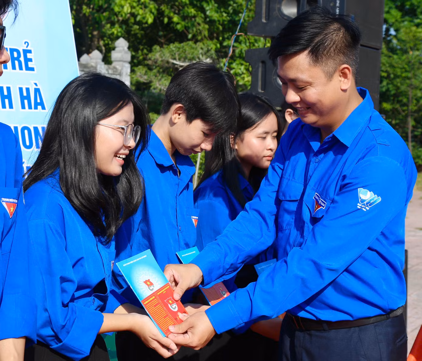 Trao thẻ đoàn viên cho học sinh nhân dịp kỷ niệm 110 Ngày sinh của anh Lý Tự Trọng.