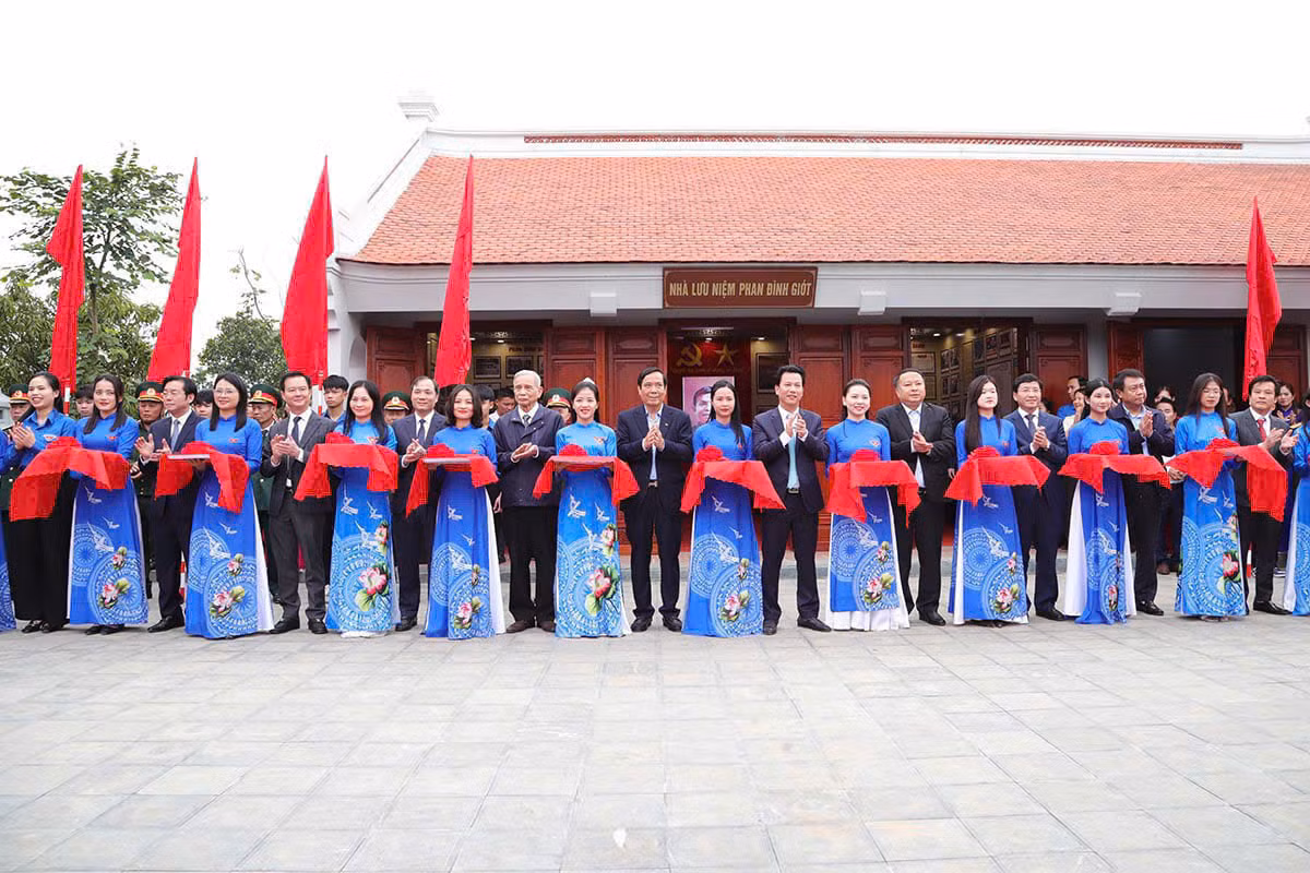 Các đại biểu cắt băng khánh thành công trình Nhà tưởng niệm Anh hùng liệt sỹ Phan Đình Giót.