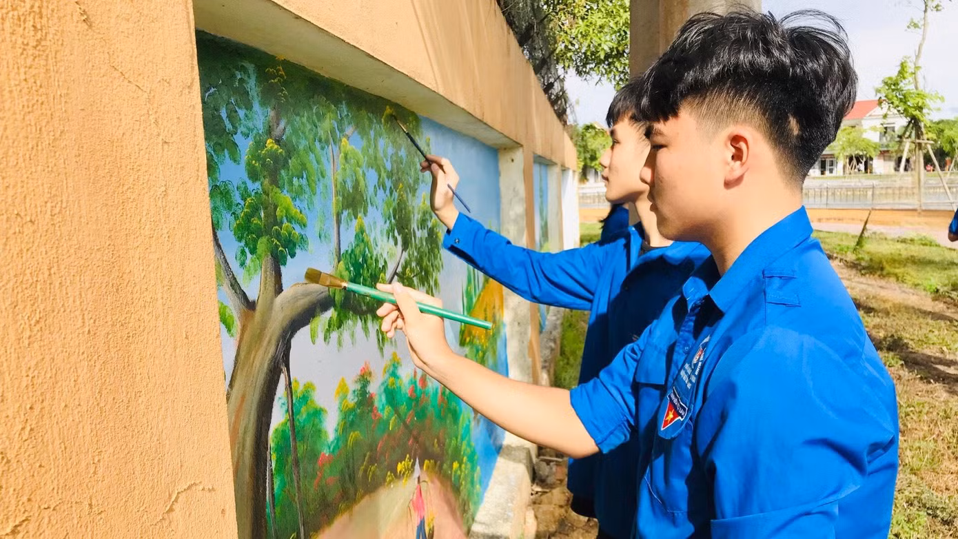 Tại huyện Hương Sơn thực hiện một số hoạt động vẽ tranh trang trí tường, dạy bơi miễn phí cho trẻ em... nhằm chào mừng Đại hội Đoàn Thanh niên Cộng sản Hồ Chí Minh.
