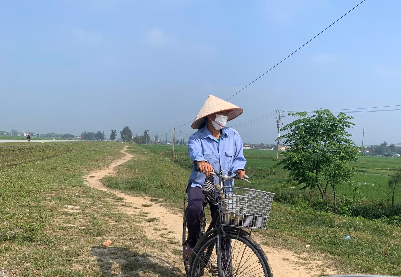 Nhiều người dân vùng nông thôn ngỡ ngàng khi giá đất tăng cao.