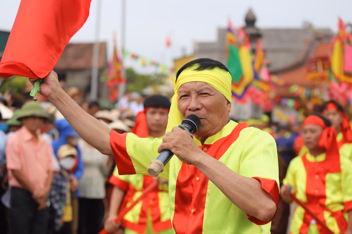 Ban lễ hội sẽ cử một đại diện hò chèo cạn chính. Những điệu hò mang âm hưởng như cầu trời đất, thần linh phù hộ cho trời yên biển lặng. Những câu hò sẽ được diễn tả lại bằng hành động chèo thuyền đánh cá trên biển của ngư dân.