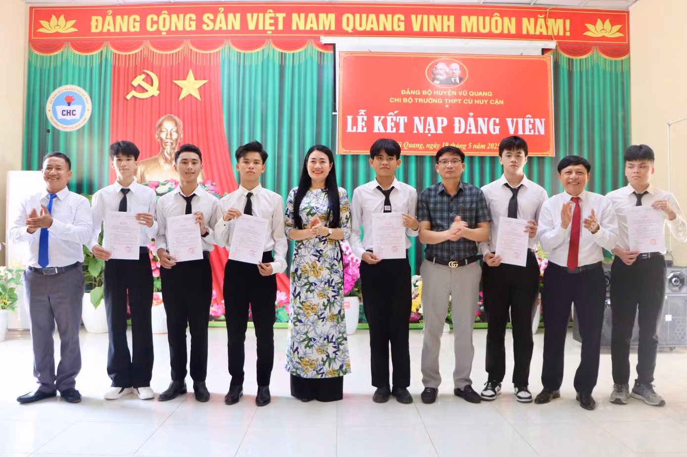 Trường THPT Cù Huy Cận kết nạp đảng viên.