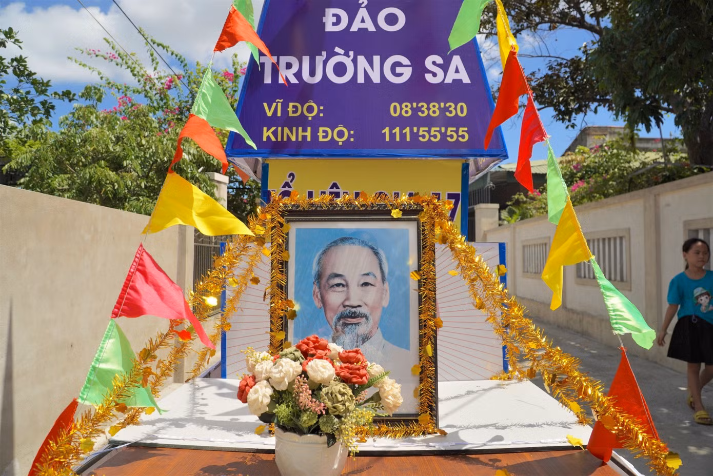 Chiếc đèn trung thu này được 10 gia đình tổ chức làm trong 3 ngày. Vì ban ngày họ đi làm nên tranh thủ thời gian ban đêm để cùng nhau làm đèn.