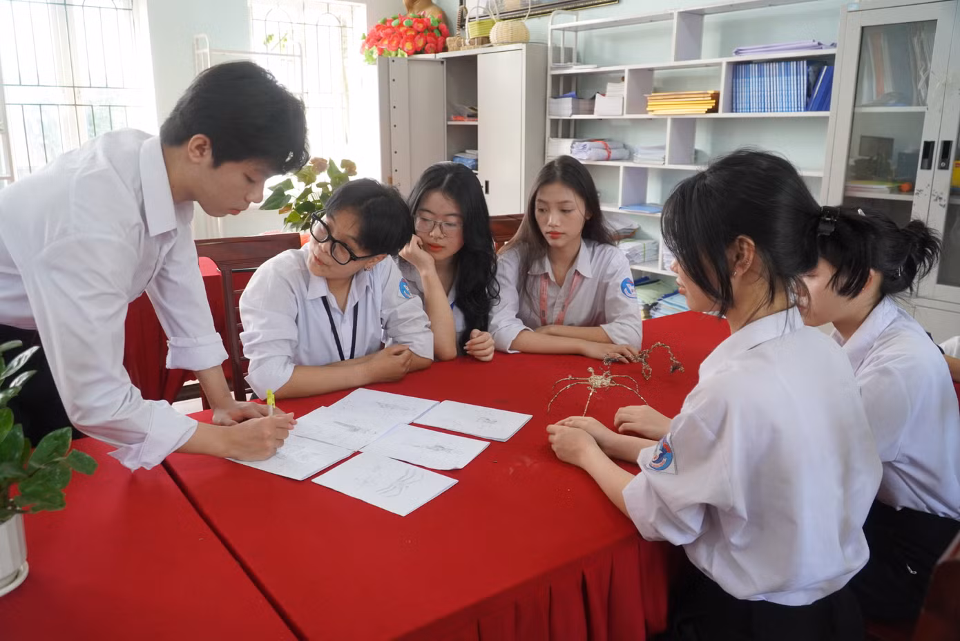 “Những mảnh vải cũ được tái chế thành các trang phục thời trang nhằm giảm đi lượng rác thải gây hại cho môi trường. Đây là bộ sưu tập lần thứ 2 mà nhóm lên ý tưởng và thực hiện. Bản thân em cũng rất vui khi sản phẩm ra mắt có nhiều người ủng hộ và bày tỏ sự thích thú”, em Nguyên chia sẻ.