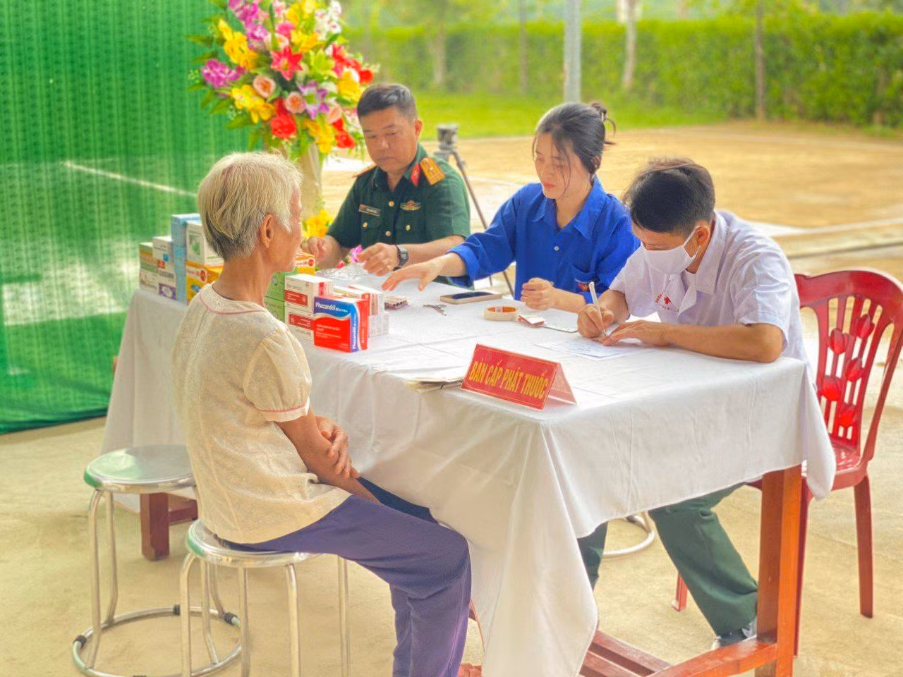 Ngoài ra còn tổ chức cấp phát thuốc miễn phí cho người dân Hương Khê.