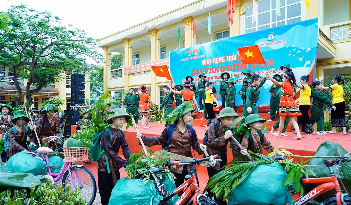 Bằng việc tham gia vào trò chơi vận động, thiếu nhi Hà Tĩnh đã hóa thân thành những "chiến sĩ nhỏ Điện Biên" qua các hoạt cảnh sử dụng xe thồ, thùng đạn, súng, lương thực... nhằm tái hiện chiến thắng lịch sử Điện Biên Phủ. Ảnh: H.N