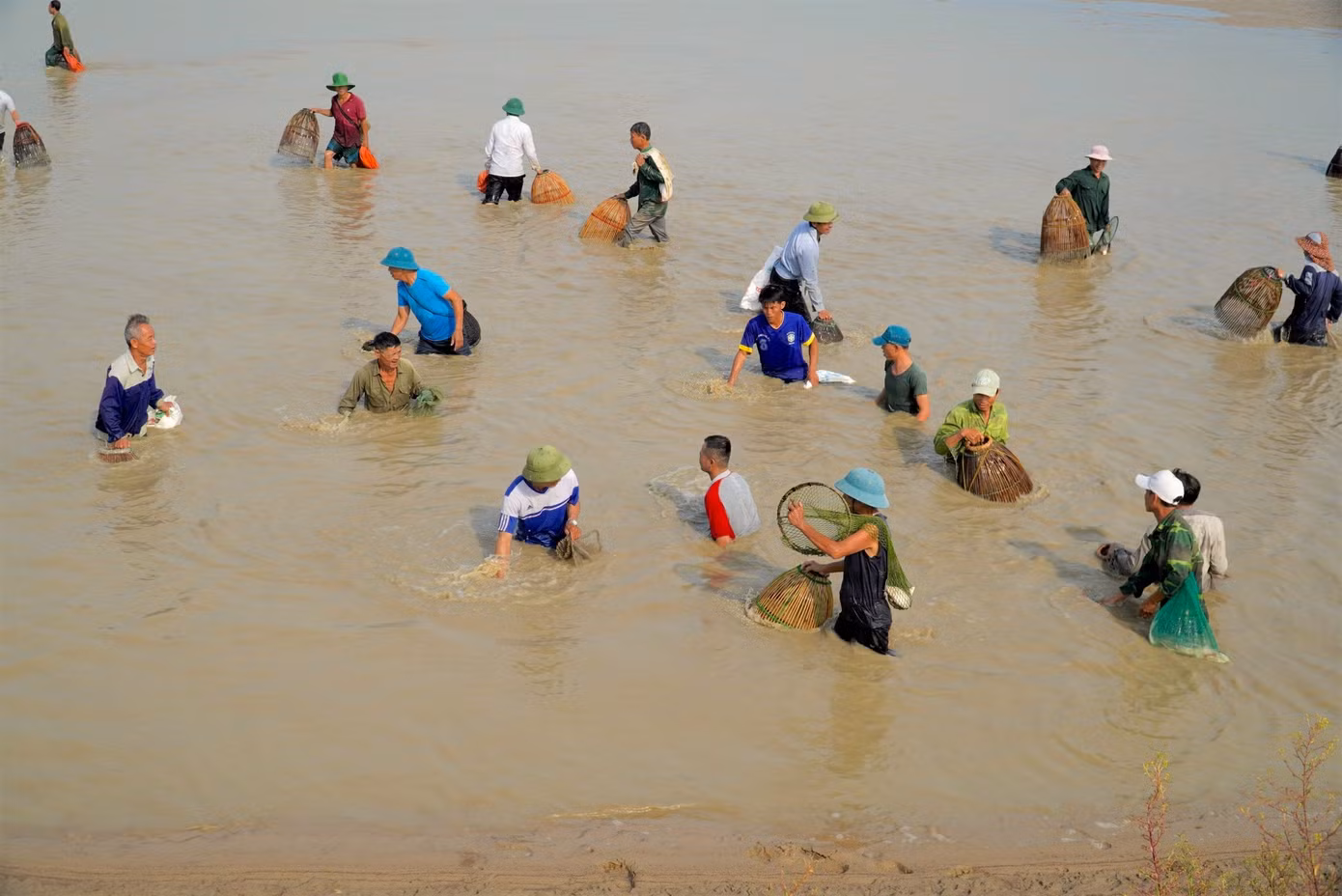 Việc bắt cá ở hồ với người dân ở đây không chỉ tạo không khí vui tươi, kết nối tinh thần đoàn kết mà còn nhằm cải thiện thức ăn cho gia đình.
