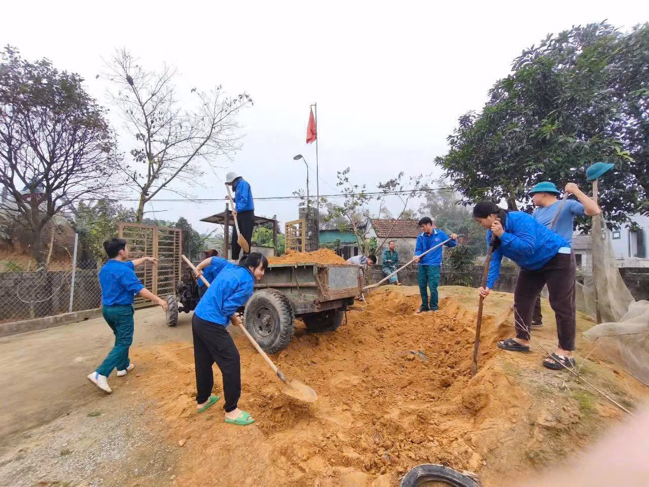 Tuổi trẻ Hà Tĩnh đồng loạt ra quân vệ sinh môi trường, thu gom rác thải.