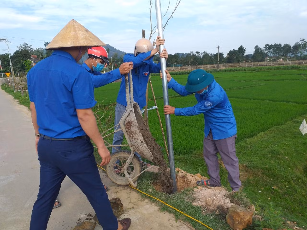 Đường điện thanh niên được xây dựng với chiều dài gần 1km, gồm 15 cột đèn chiếu sáng.