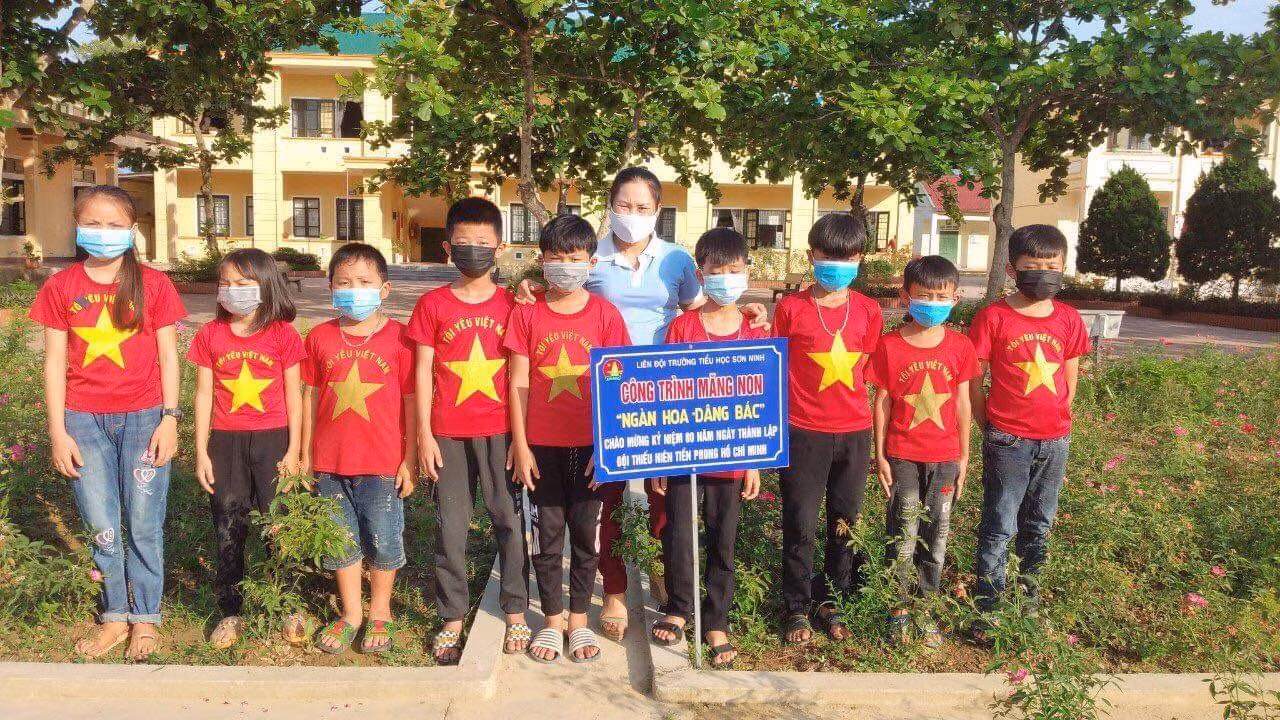 Công trình "Ngàn hoa dâng Bác" được liên đội trường Tiểu học Sơn Ninh (huyện Hương Sơn) thực hiện.