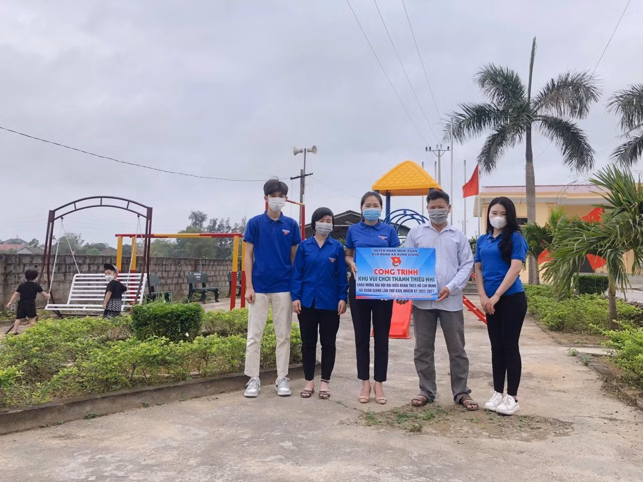 Đặc biệt trong ngày hôm nay ra mắt 5 Mô hình kinh tế Thanh niên, 18 vườn hoa thanh niên; tặng hơn 200 suất quà cho các em học sinh có hoàn cảnh khó khăn và trao tặng hơn 300 túi thuốc an sinh cho các F0 điều trị tại nhà.