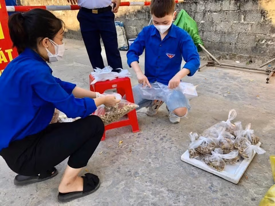 Các mặt hàng như rau củ quả, trứng sữa, mì tôm, nước mắm, cá khô....hỗ trợ cho người dân vùng phong tỏa, cách ly.