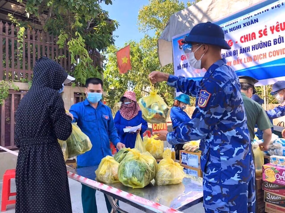Bên cạnh, đó Đội TNTN đã bố trí phương tiện, đóng gói thực phẩm, chuyển trực tiếp cho các hộ khó khăn đang thực hiện cách ly trên địa bàn vùng dịch...
