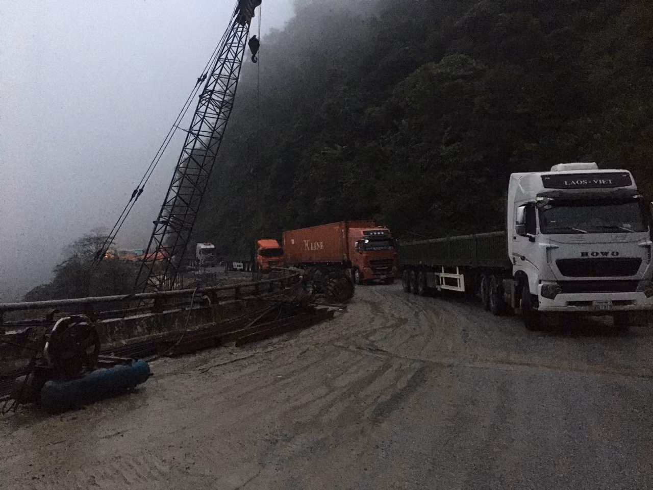 Phương tiện giao thông lên Cửa khẩu Cầu Treo hướng đi và ngược lại bị tắc nghẽn. Phương tiện giao thông lên Cửa khẩu Cầu Treo hướng đi và ngược lại bị tắc nghẽn.