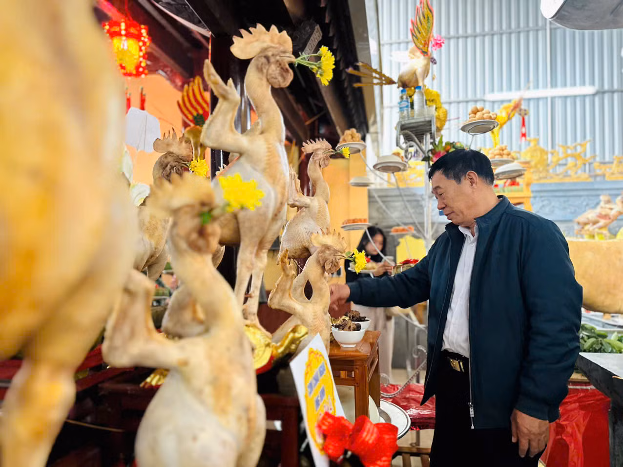 Theo chia sẻ của người dân nơi đây, để có được mâm cúng với những chú gà tạo thế cặp giò thẳng đứng, đôi cánh vươn lên, người dân phải dậy từ 4h sáng để làm.