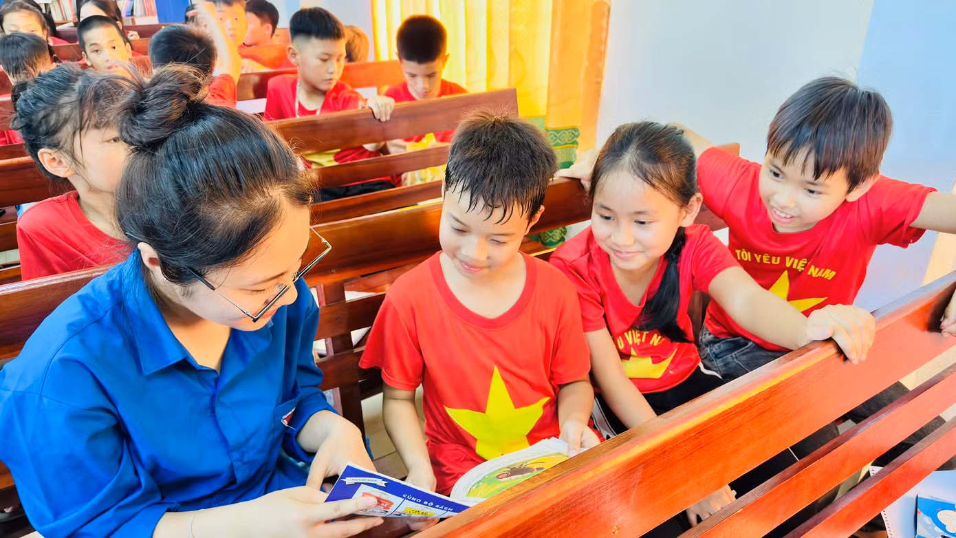 Tại ngày hội, các đoàn viên thanh niên cùng các em thiếu nhi đã được tham quan, đọc sách ở thư viện Ngôi nhà trí tuệ.