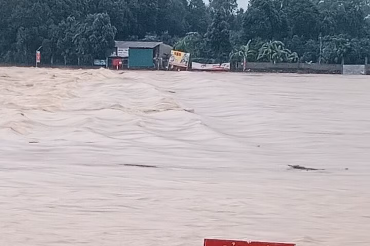 Mưa lũ khiến mực nước sông Ngàn Sâu dâng cao.