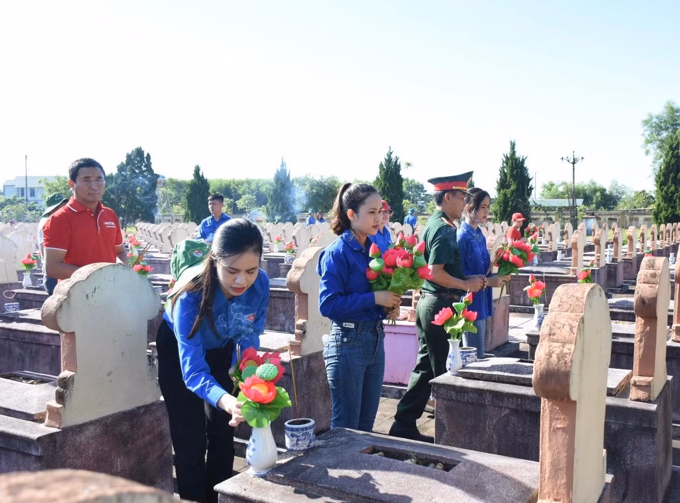 "Đây là hoạt động có ý nghĩa giáo dục thế hệ trẻ về quá khứ hào hùng của dân tộc, cũng như thể hiện tấm lòng tri ân sâu sắc đối với các anh hùng, liệt sĩ đã anh dũng ngã xuống vì độc lập, tự do của Tổ quốc. Trước đó các bạn đoàn viên, thanh niên cũng tiến hành ra quân vệ sinh môi trường, quét dọn, tôn tạo cảnh quan tại các nghĩa trang", chị Nguyễn Ny Hương - Phó Bí thư Tỉnh Đoàn Hà Tĩnh chia sẻ.