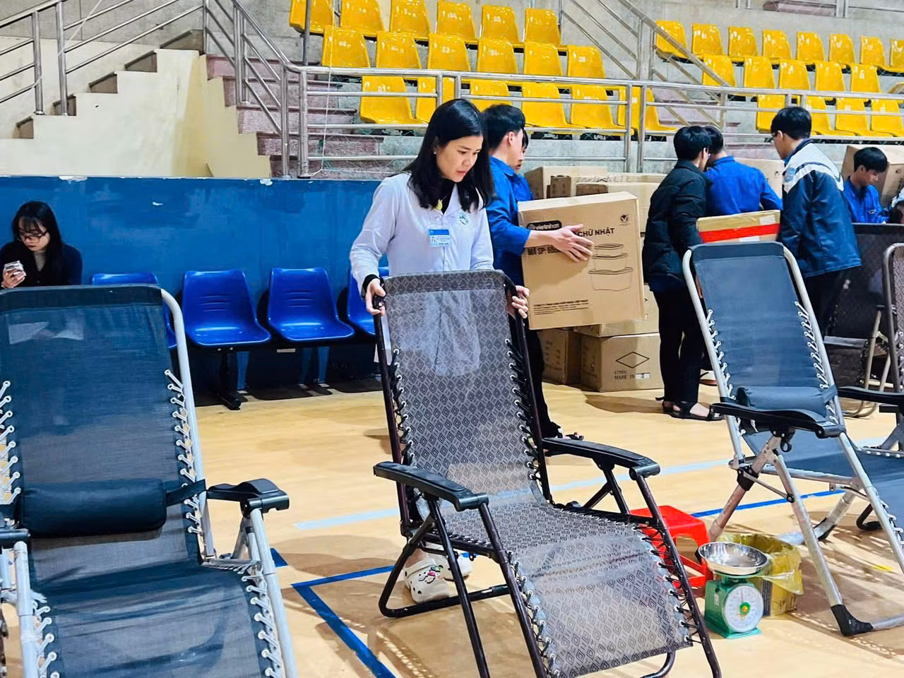 Đoàn viên thanh niên chuẩn bị các công tác nhằm đảm bảo nơi lấy máu an toàn.