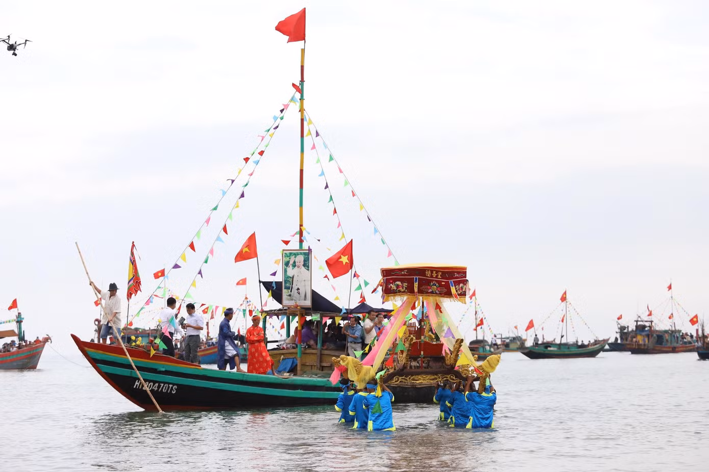 Lễ hội năm nay được tổ chức với các nghi thức gồm: Tế lễ, lễ hội chèo cạn, lễ rước trên biển. Vào những dịp này, thuyền bè của ngư dân ngoài khơi và người dân xa xứ đều trở về quê để tham dự lễ hội.