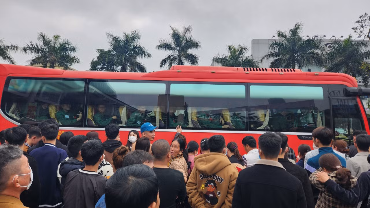 Nhiều người thân của các tân binh tiễn con, em lên đường nhập ngũ.