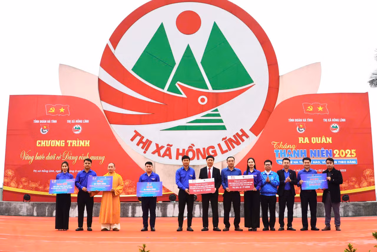 Nhiều công trình thanh niên được trao tặng tại lễ phát động.