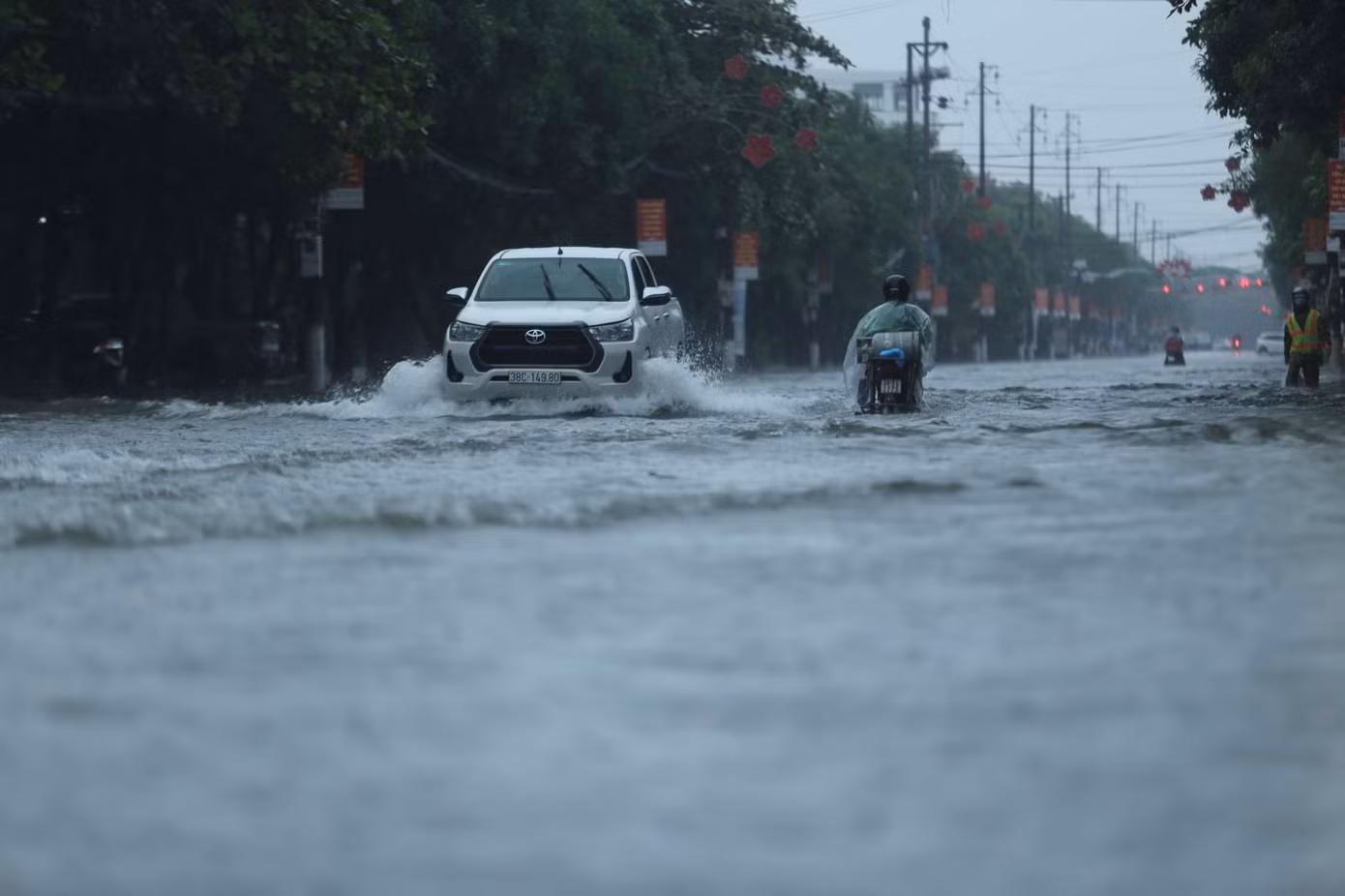 Nước ngập sâu hơn 60cm khiến giao thông đi lại khó khăn.
