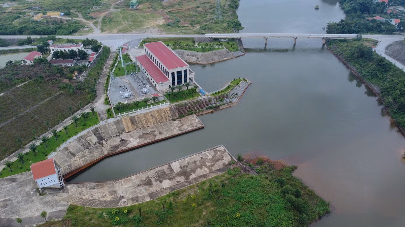 Công trình thuỷ lợi Ngàn Trươi - Cẩm Trang và hệ thống đường giao thông bê tông đi kèm còn góp phần phát triển giao thương hàng hóa của các xã miền núi.