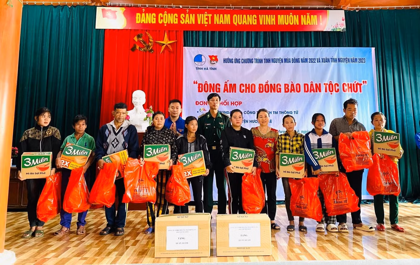 Trao quà hỗ trợ người đồng bào dân tộc Chứt tại bản Rào Tre, xã Hương Liên, huyện Hương Khê.