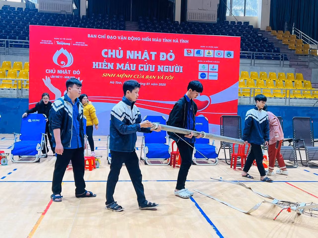 Hoạt động tuyên truyền về ngày hội Chủ Nhật Đỏ được đoàn viên thanh niên tổ chức triển khai trong những ngày qua.