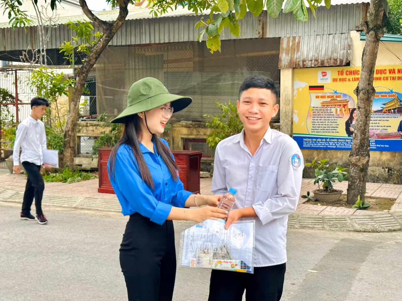 Tại các điểm thi lực lượng thanh niên có mặt để hỗ trợ nước uống cho các thí sinh.