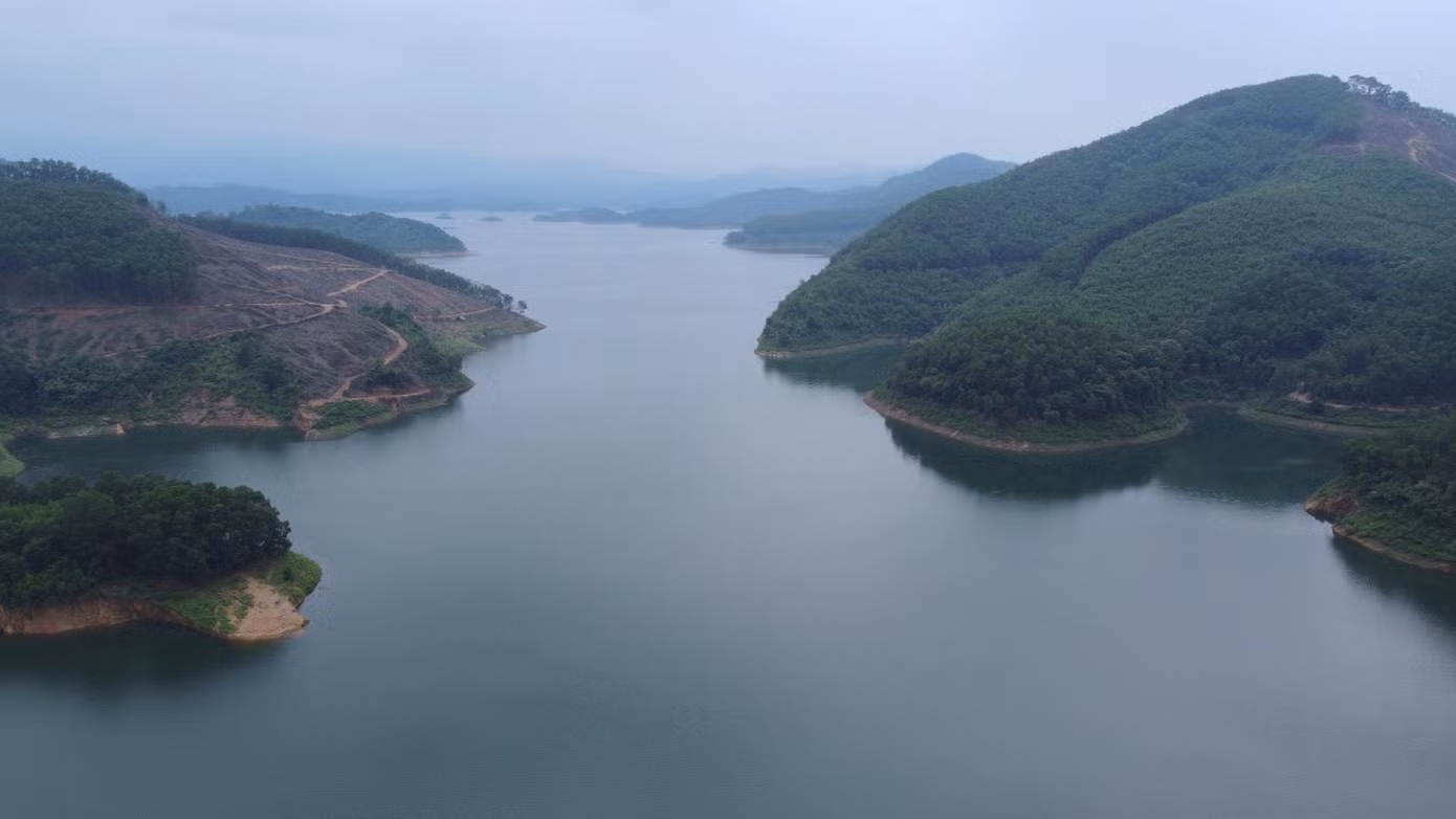 Toàn bộ diện tích hồ chứa nước Ngàn Trươi - Cẩm Trang nằm trọn trong rừng đặc dụng do Vườn Quốc gia Vũ Quang quản lý, bảo vệ. Đây được đánh giá là một vùng đất có tiềm năng, lợi thế rất lớn để phát triển với loại hình du lịch sinh thái.