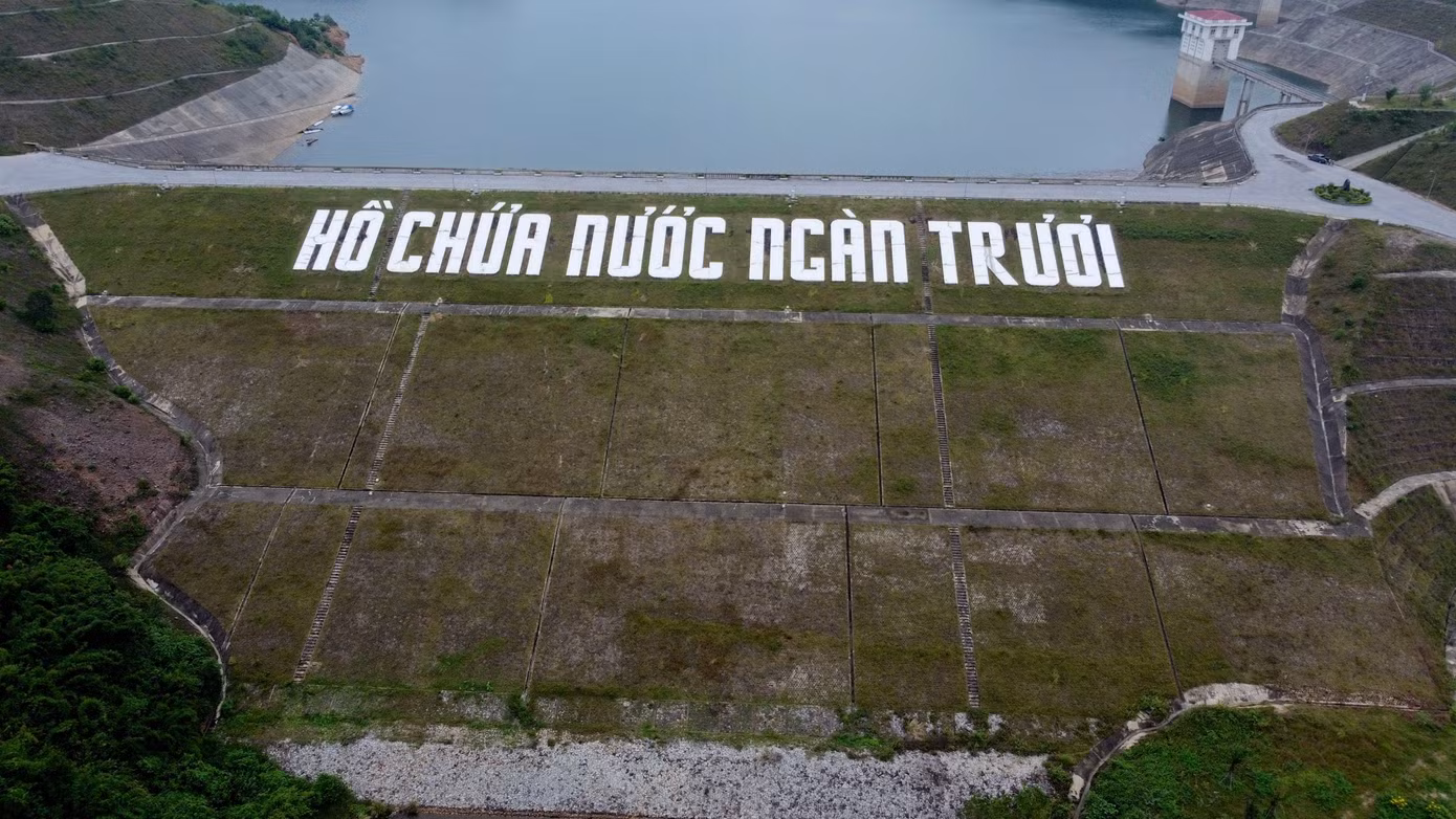 Đơn vị quản lý dự án cho biết, phần thân đập được xây dựng hệ thống dầm bê tông chịu lực, để đảm bảo cho quá trình vận hành, chống sạt lở đất. Thời điểm khi bắt đầu xây dựng công trình vào năm 2009 đã gặp rất nhiều khó khăn, nhất là ở phần thiết kế tràn xả lũ.