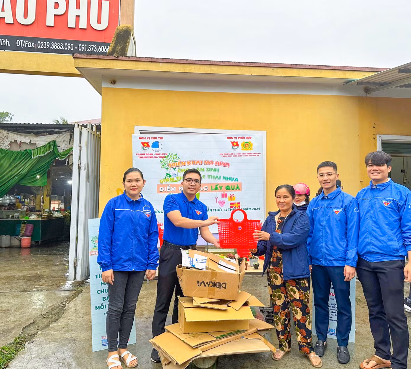 Những nụ cười, niềm vui của người dân khi hưởng ứng hoạt động có ứng hoạt động này. Rất nhiều rác nhựa, giấy vụn, sắt vụn... được thu gom và đổi lấy những món quà thân thiện với môi trường.