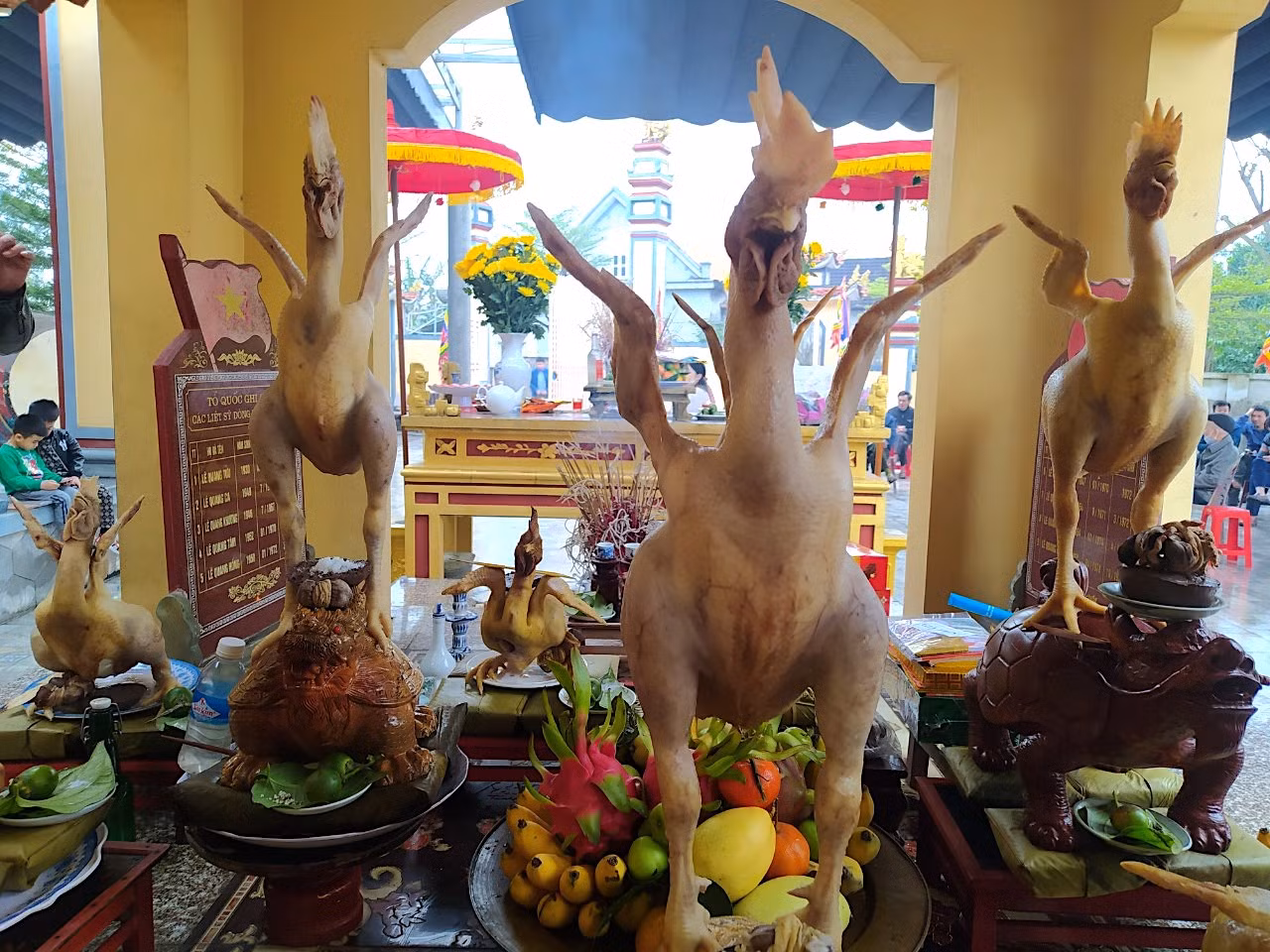 Mâm cỗ gồm hoa quả, trầu cau, hương lăng, bánh giầy và đặc biệt không thể thiếu gà. Gà ở đây được người dân làm rất đẹp, trang trọng để dâng lên bàn thờ.